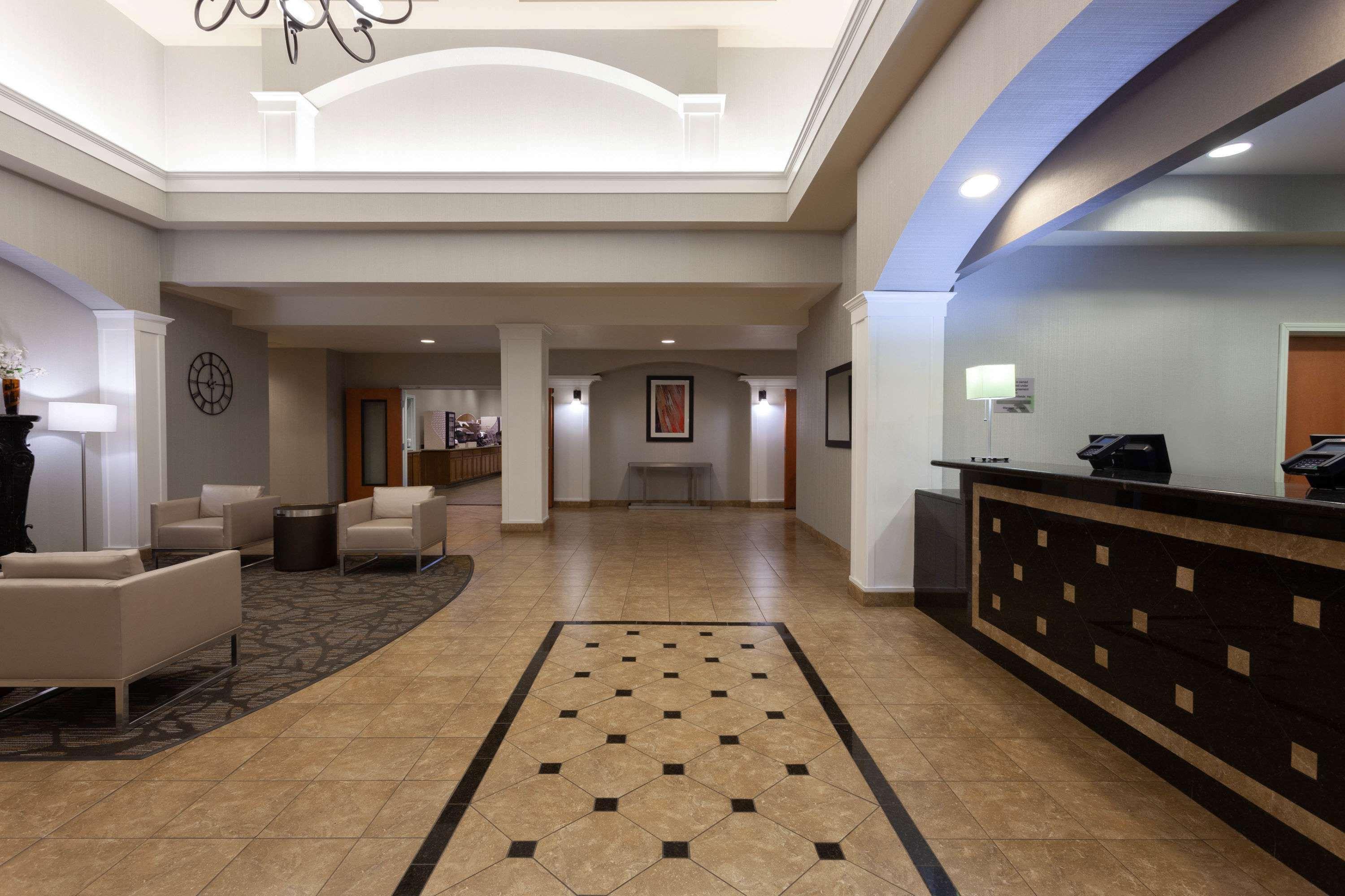 Wingate By Wyndham Moses Hotel